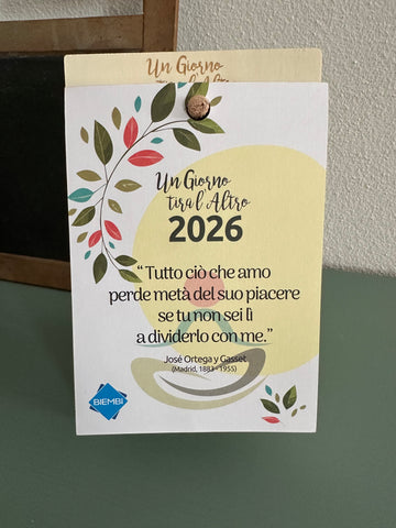 CALENDARIO “UN GIORNO TIRA L’ALTRO” 2026